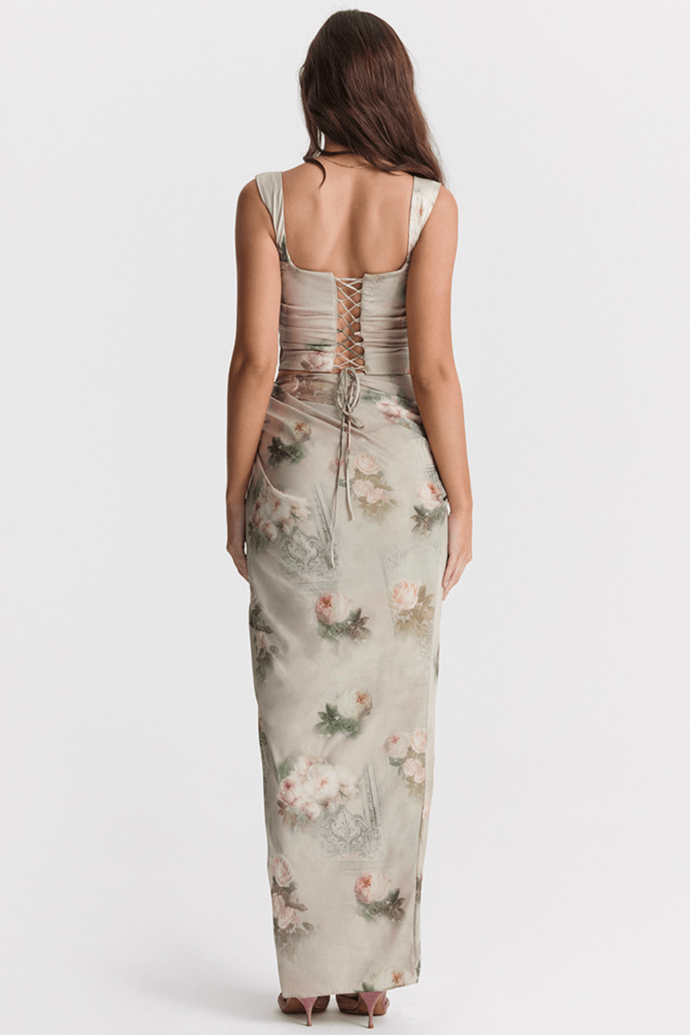 Ensemble bustier floral beige élégant vue de face, modèle féminin, ensemble de soirée chic, ensemble long pour événement