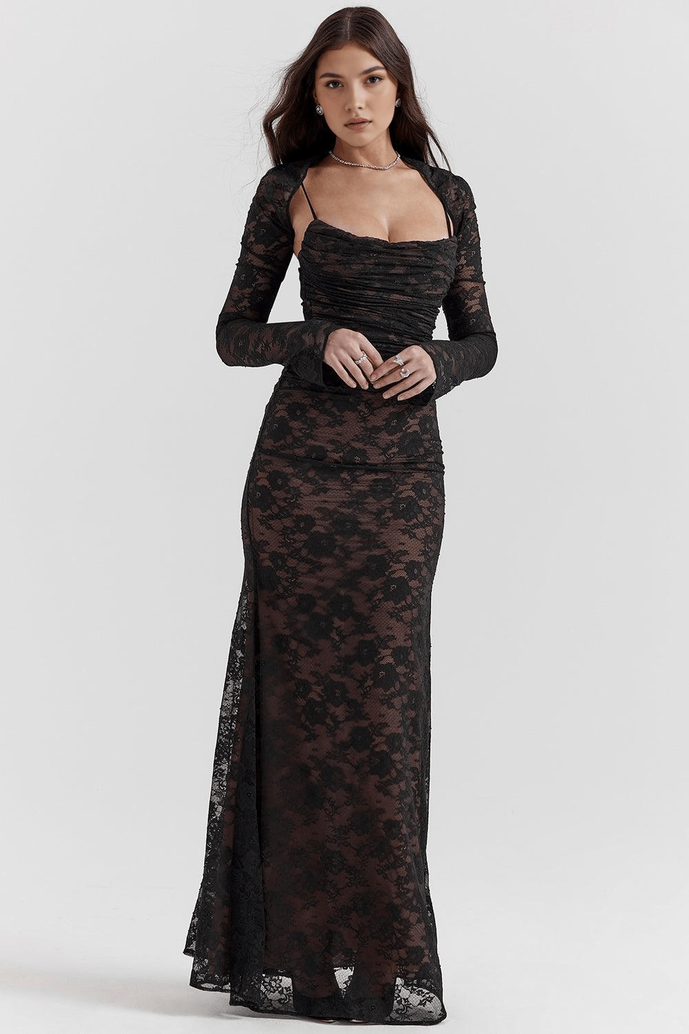 Robe modélisante noire, décolleté sans bretelles, corset structuré, ajustement parfait pour silhouette affinée, idéale pour soirées et événements chic