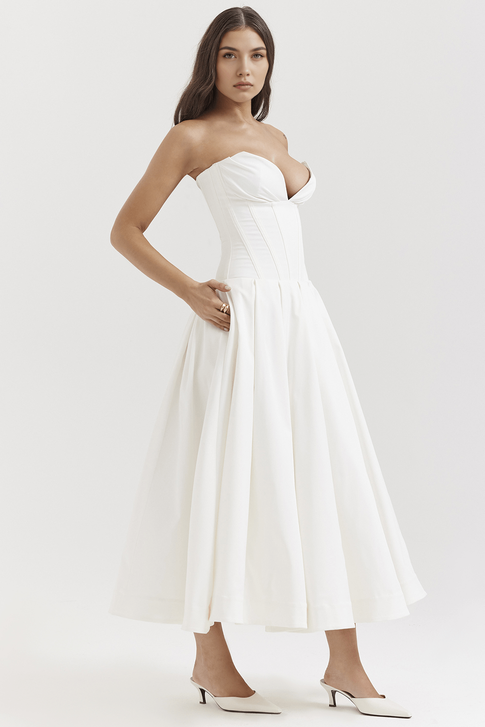 Robe blanche ajustée, modèle raffiné pour un look élégant lors d'un mariage ou d'un dîner chic.