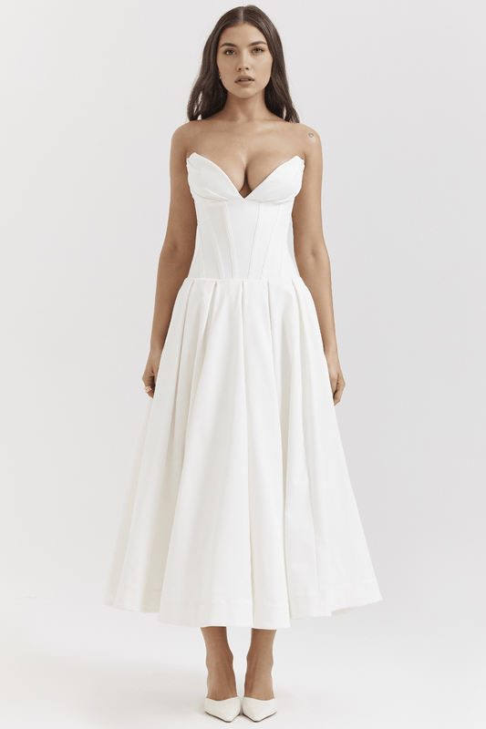 Robe ajustée blanche, élégance intemporelle, parfaite pour un mariage ou un événement spécial.