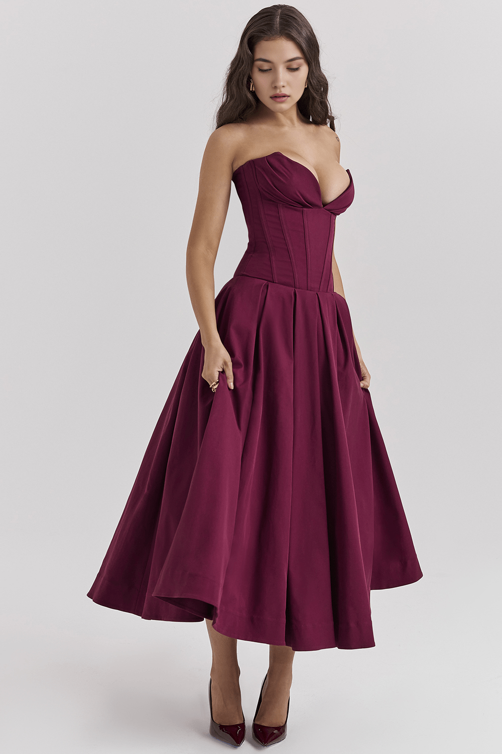 Robe ajustée bordeaux, look raffiné et moderne, parfaite pour des événements élégants.