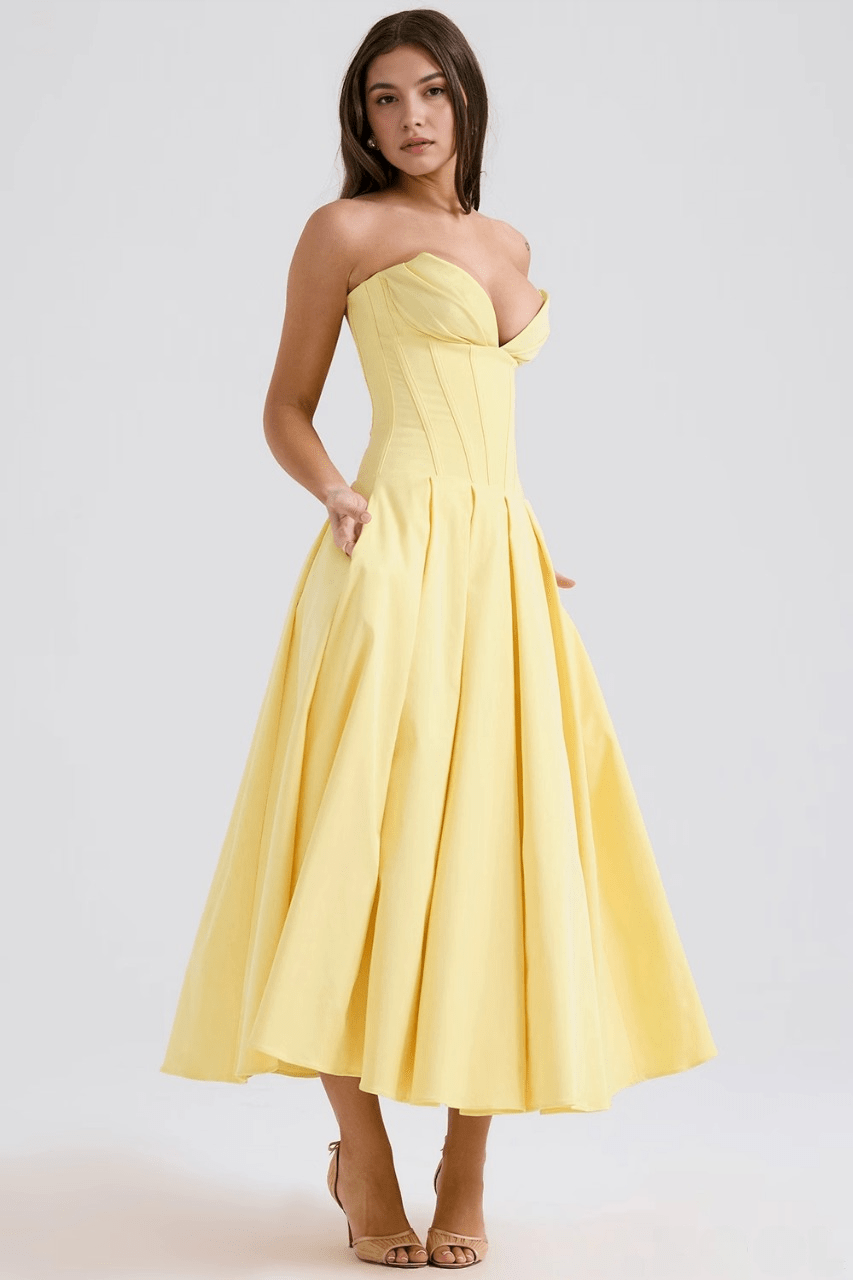 Robe ajustée jaune, modèle lumineux et élégant, idéale pour un dîner ou une fête en plein air.