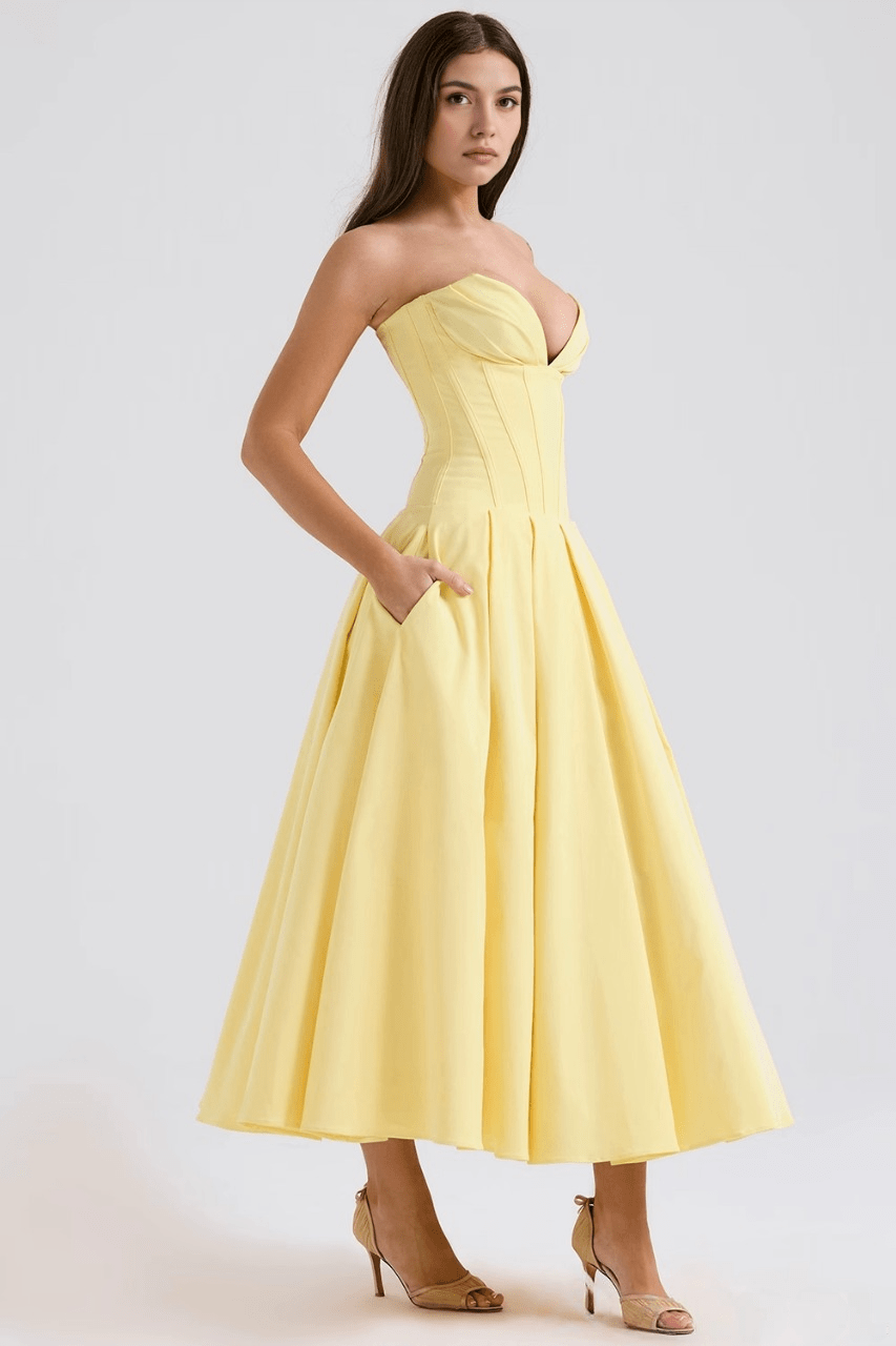 Robe jaune ajustée, coupe moderne et chic, idéale pour une soirée élégante ou un dîner spécial.