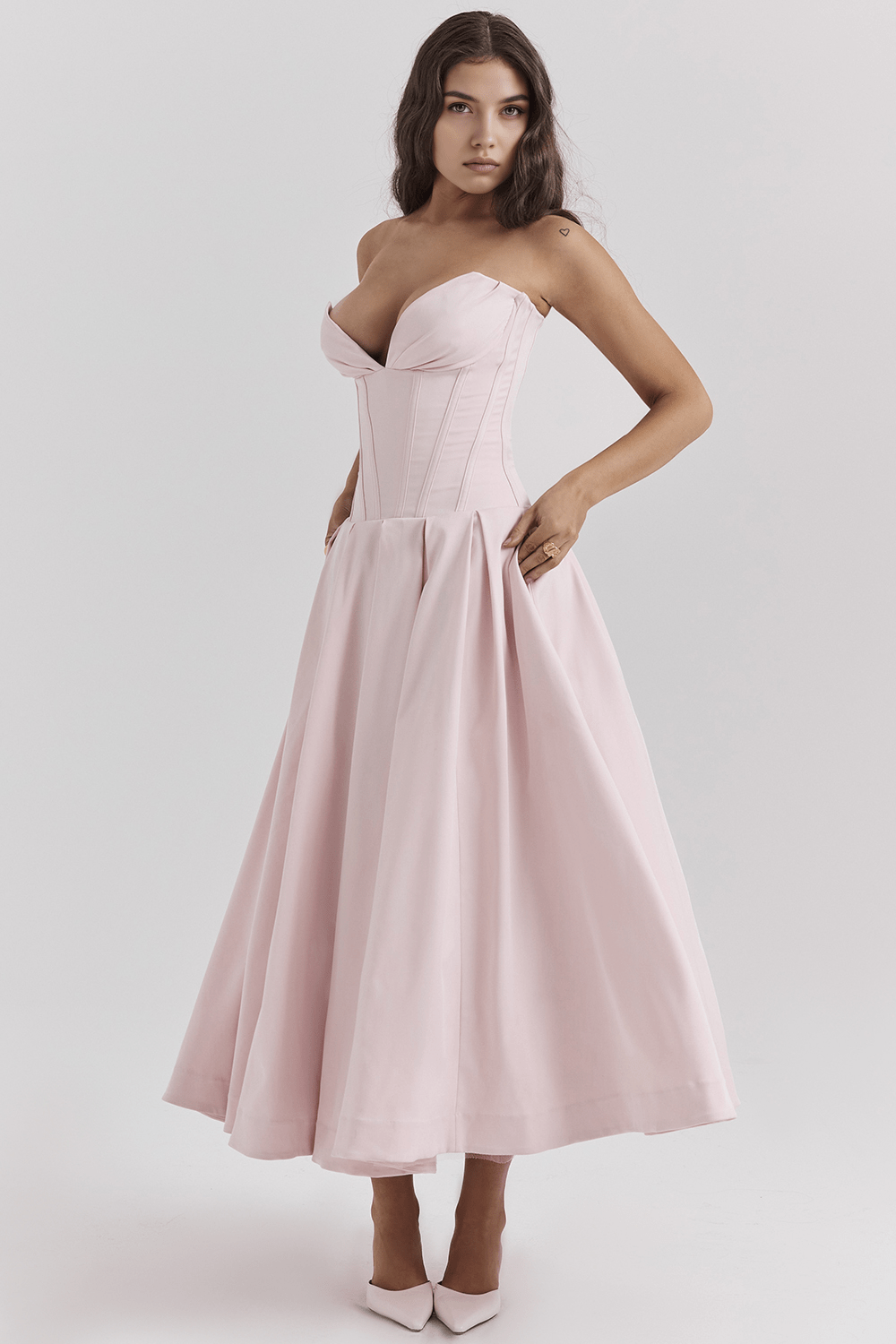 Robe ajustée rose, coupe chic et ajustée, idéale pour un dîner romantique ou une soirée élégante.