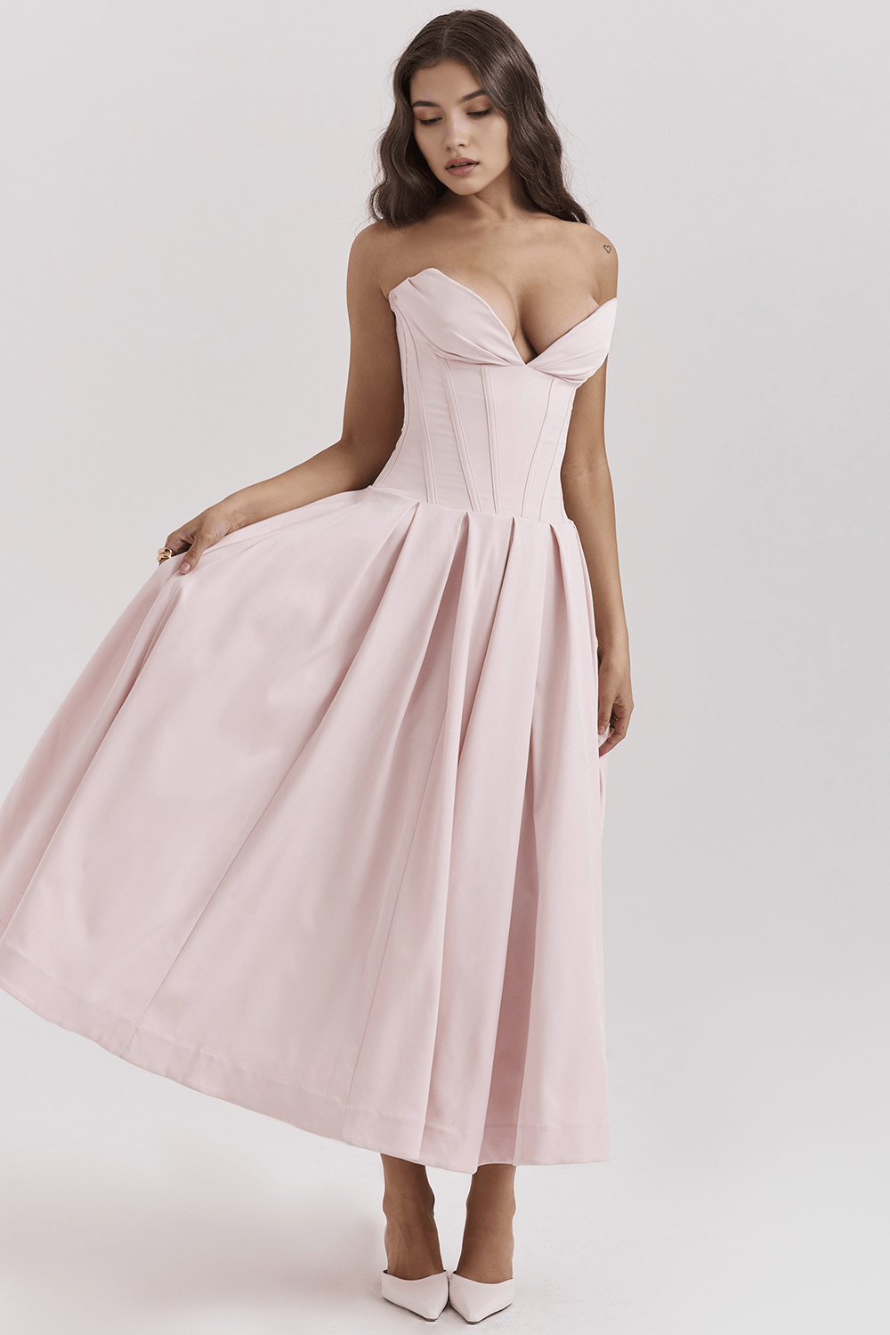 Robe ajustée rose, élégante et féminine, parfaite pour un mariage ou un événement chic.