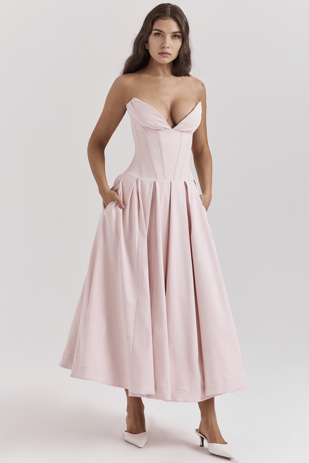 Robe rose ajustée, modèle féminin et raffiné, parfait pour des occasions spéciales comme un mariage.