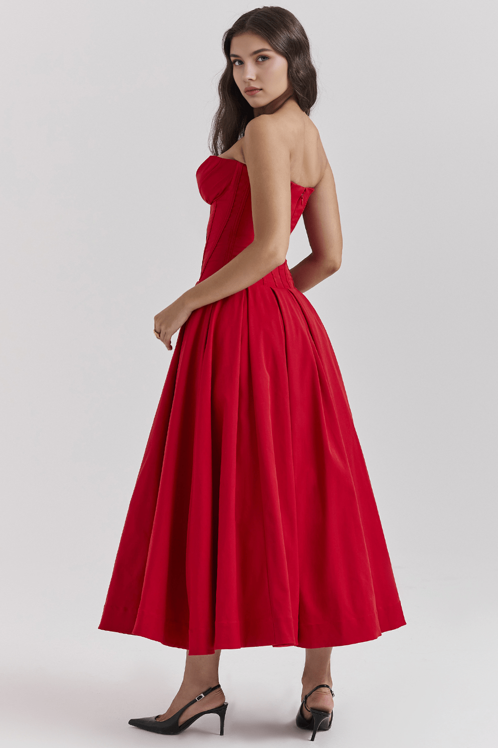 Robe rouge ajustée, design moderne, parfaite pour un cocktail ou un événement élégant.