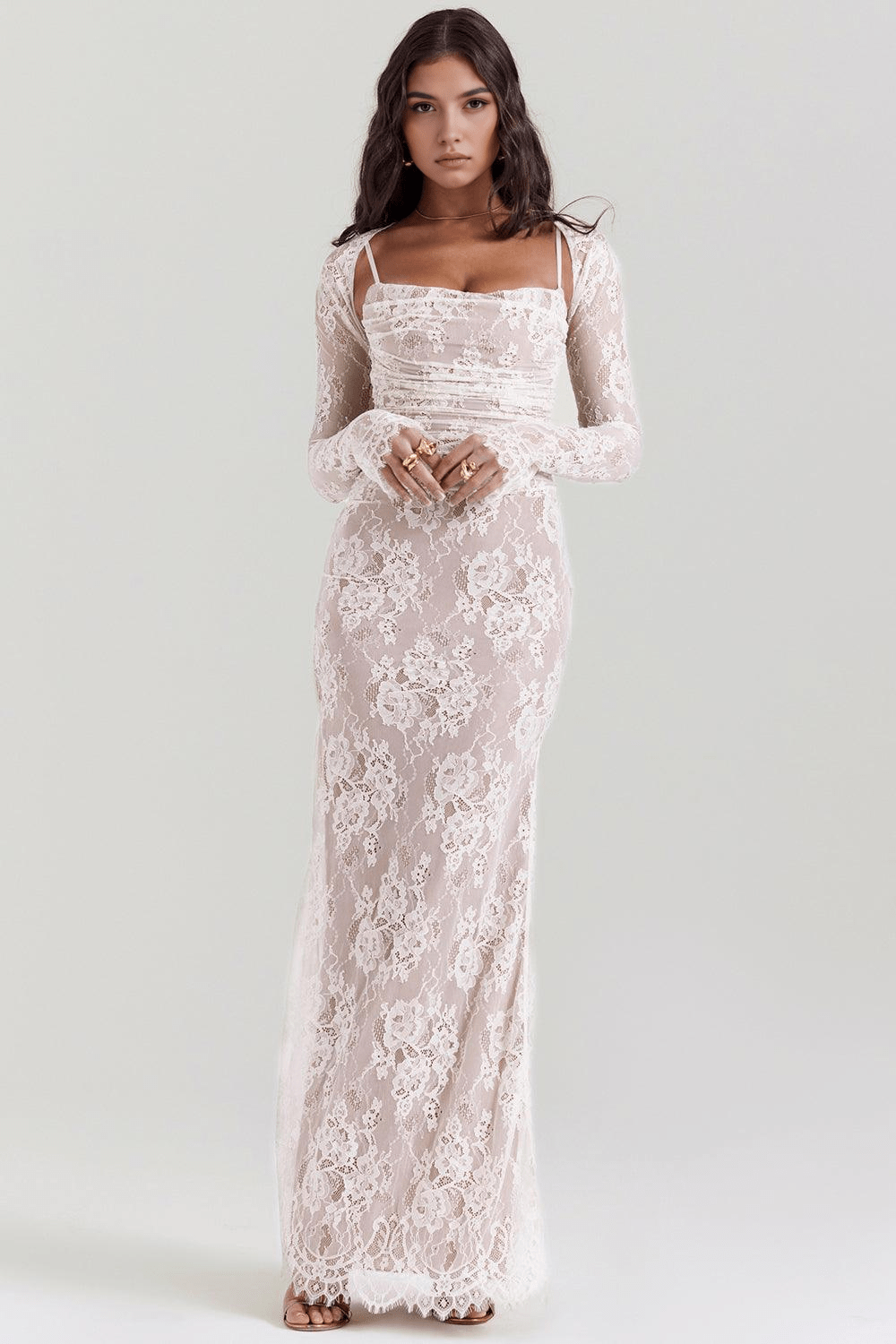 Robe modélisante blanche, décolleté sans bretelles, corset structuré, ajustement de taille, modèle de face, parfaite pour occasions formelles et élégantes