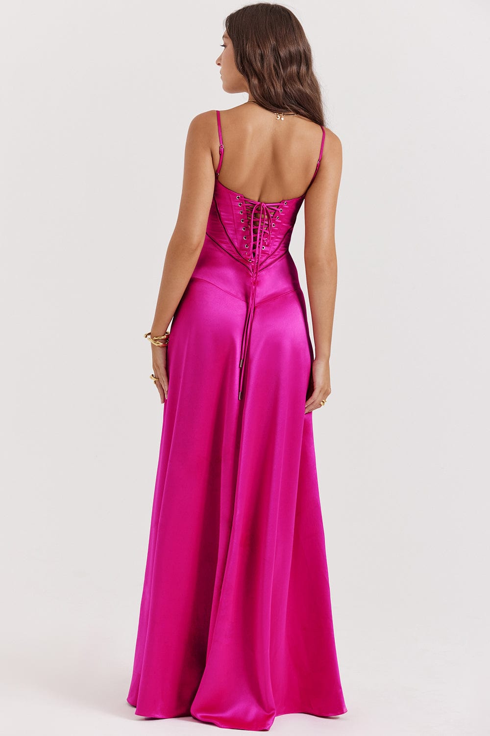 Robe bustier rose fuchsia, élégante et féminine, parfaite pour une réception ou un dîner spécial.