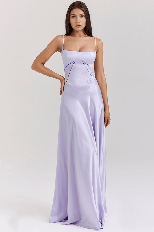 Robe bustier lilas clair, look délicat et raffiné, parfait pour un événement chic ou un dîner spécial.