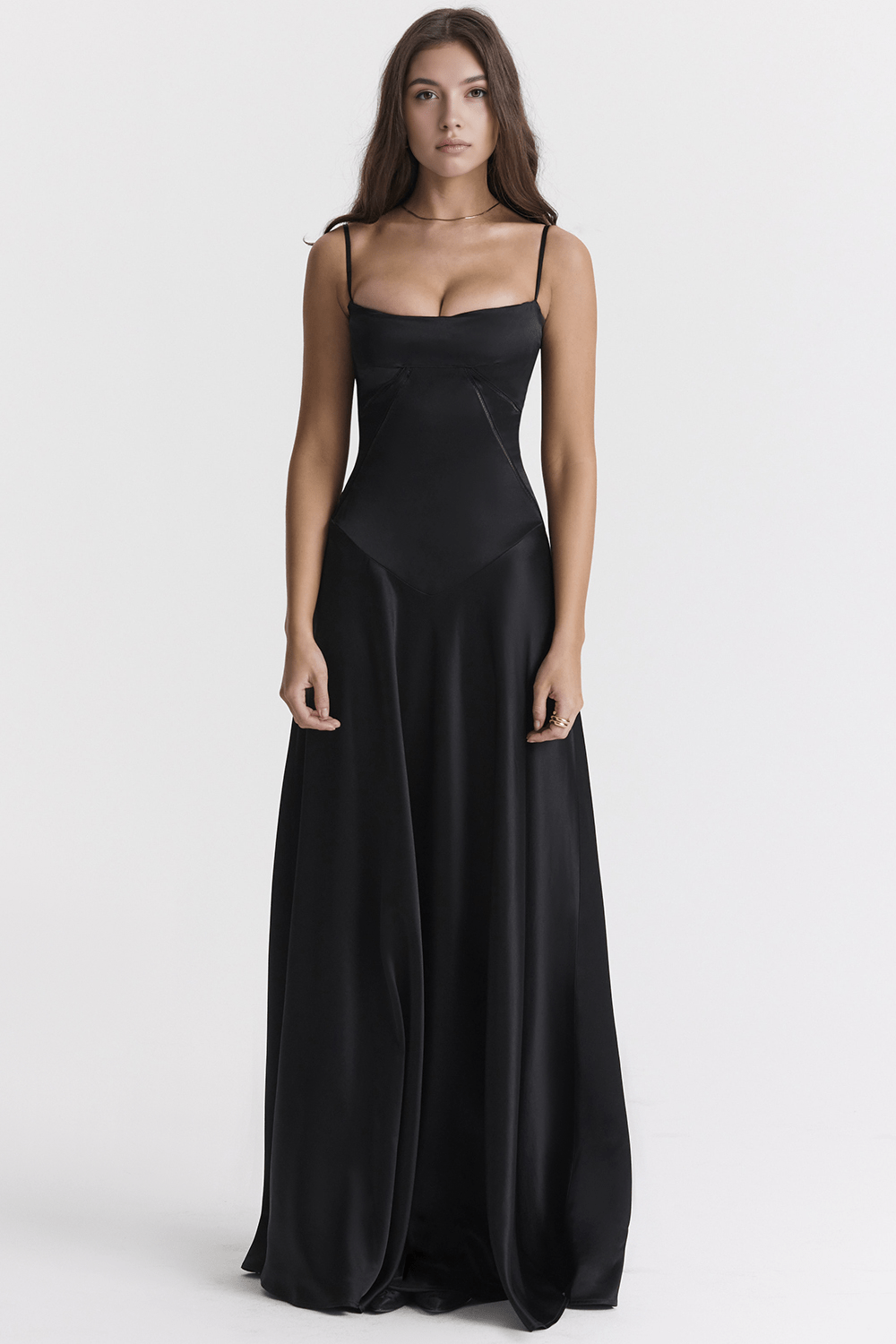 Robe bustier noire élégante, silhouette ajustée, idéale pour un dîner chic ou un mariage formel.