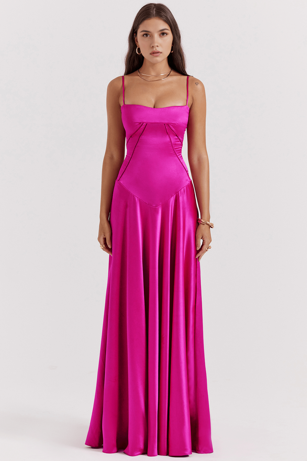 Robe bustier rose de choq, design moderne et chic, idéal pour des événements formels ou des réceptions élégantes.