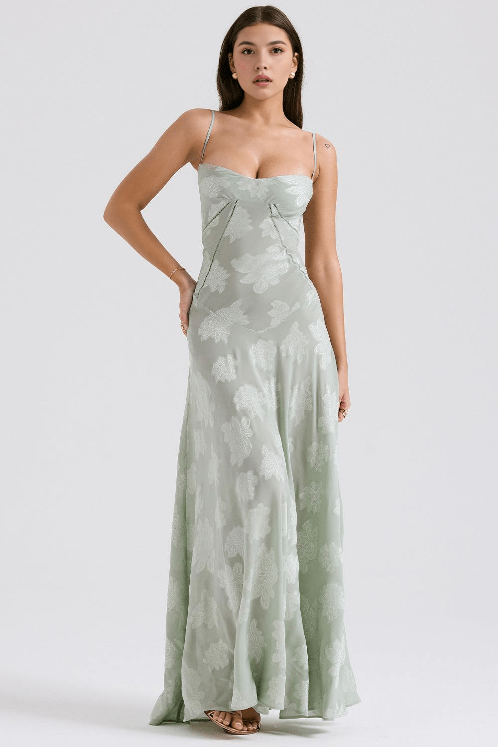 Robe longue élégante à décolleté carré, buste ajusté, robe de mariage chic, vue de face