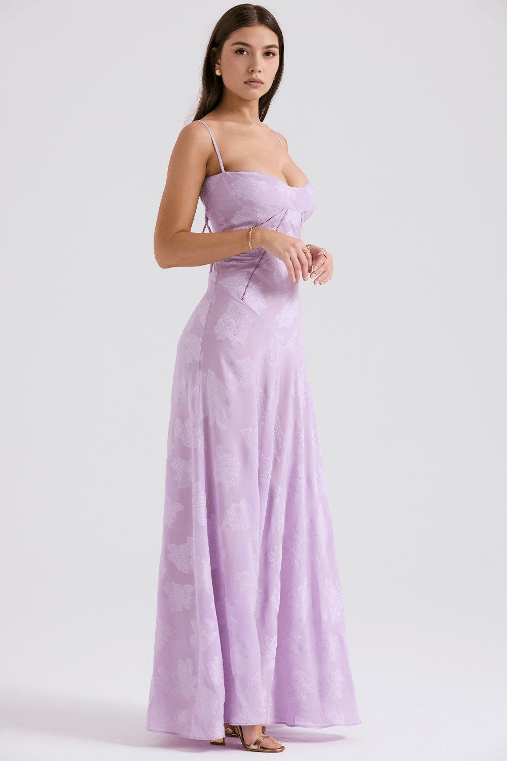 Robe longue lilas, élégante et confortable pour un dîner romantique ou un concert, vue de face