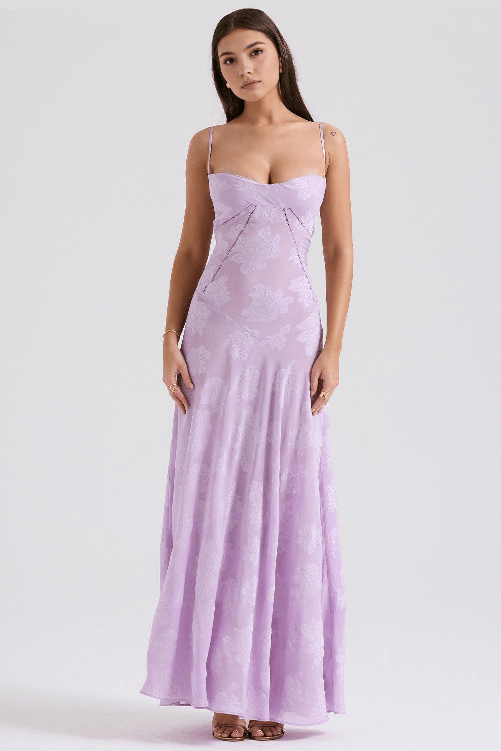 Robe longue lilas, tenue parfaite pour un mariage ou une promenade élégante, vue de face