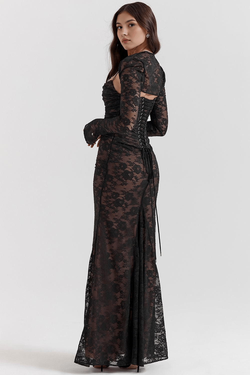 Robe longue noire modélisante, silhouette affinée grâce au corset, idéale pour dîners, cocktails et événements élégants