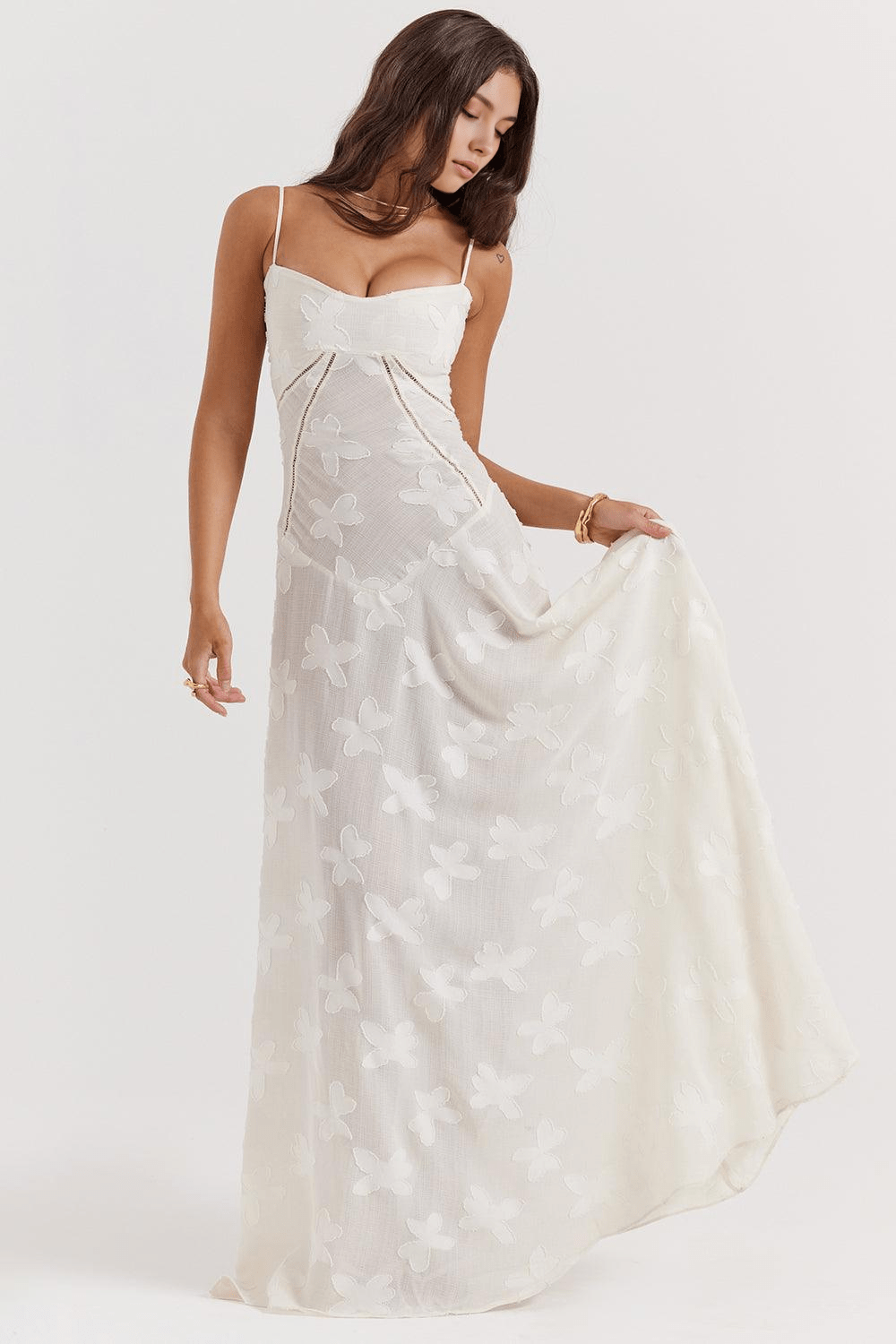 Robe longue Selena blanc cassé, avec décolleté carré et coupe ajustée, tenue idéale pour mariage, vue de face