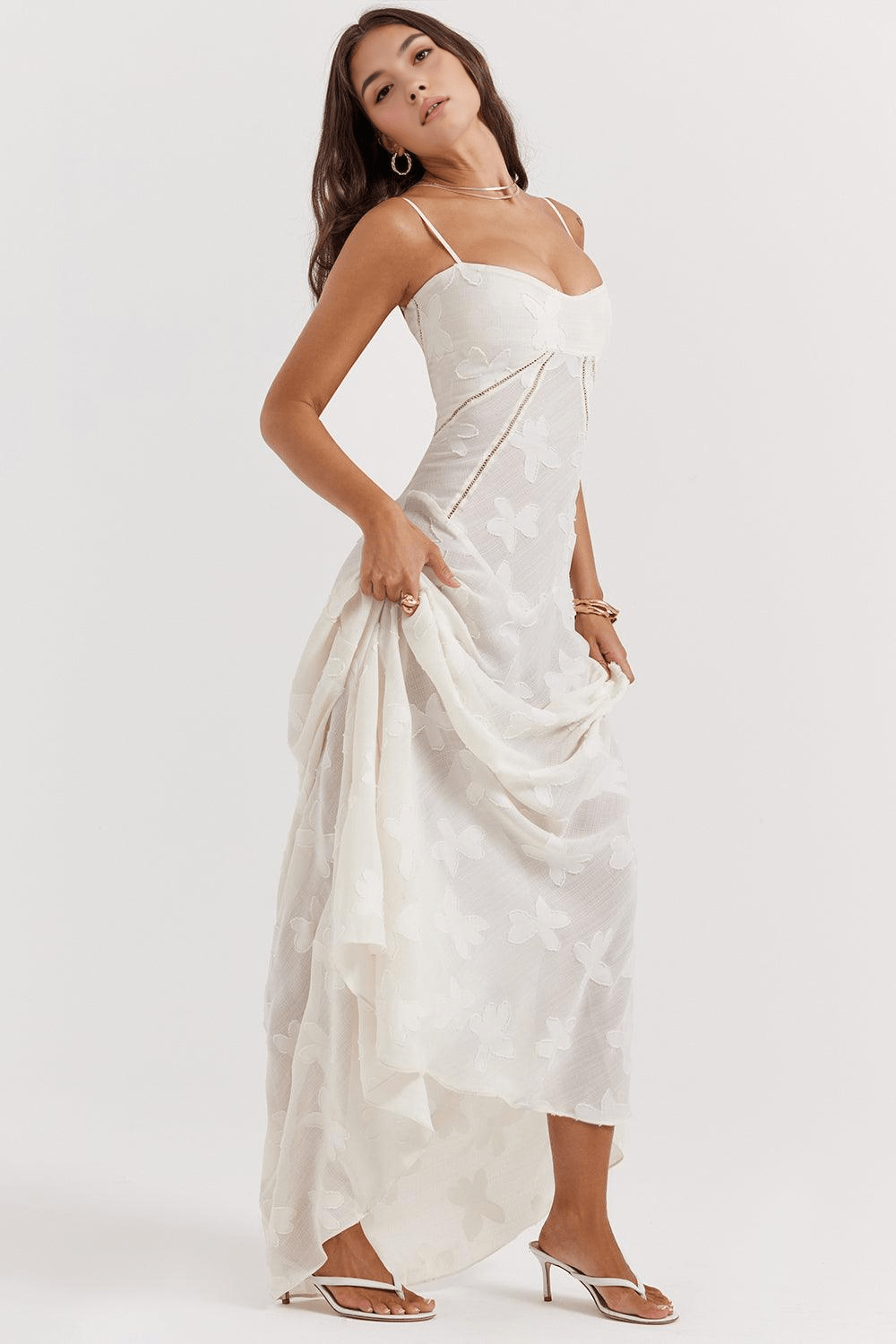 Robe longue Selena blanc cassé, chic et légère, idéale pour les journées à la plage ou les événements spéciaux, vue de face