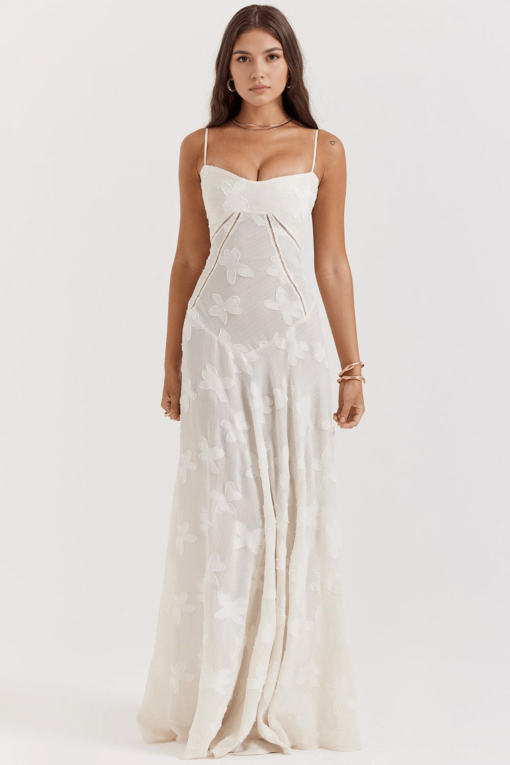 Robe longue Selena blanc cassé, élégante avec décolleté carré et bretelles ajustables, idéale pour mariage ou dîner romantique, vue de face