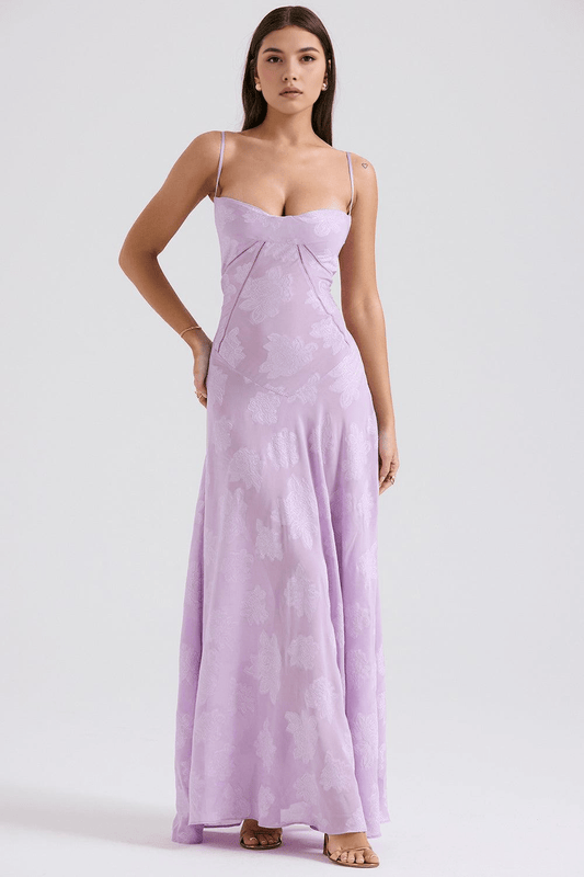 Robe longue Selena lilas, élégante avec décolleté carré et coupe ajustée, idéale pour mariage ou dîner, vue de face