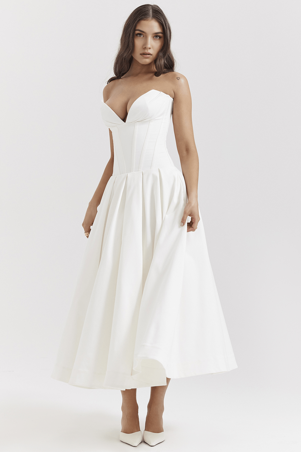 Robe blanche moulante, silhouette parfaitement ajustée, idéale pour un événement élégant ou une cérémonie.