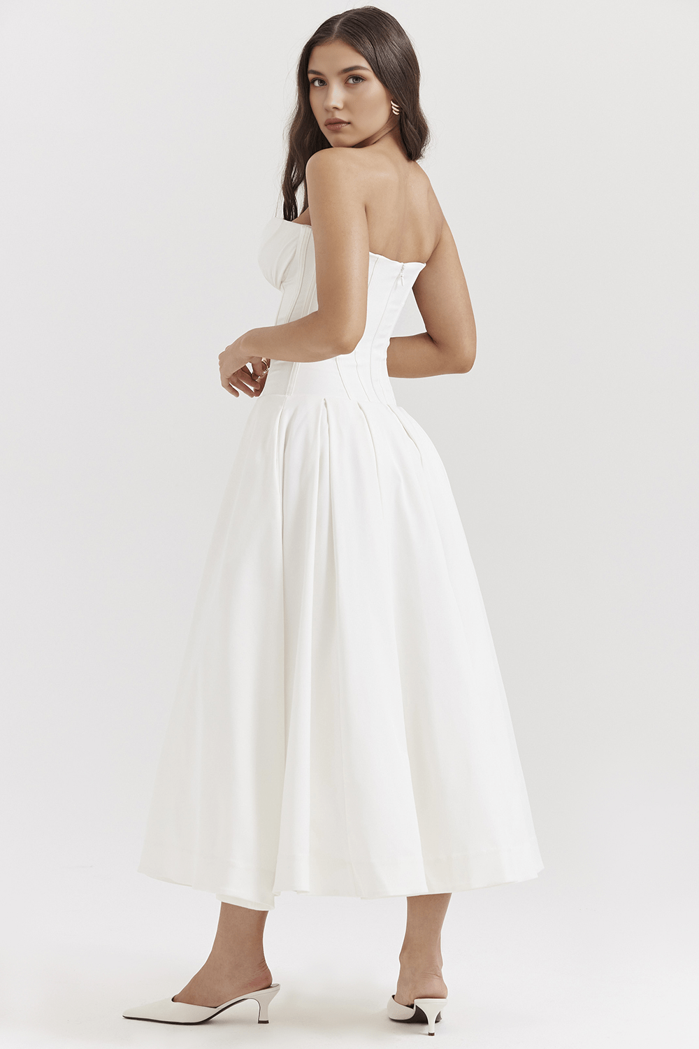 Robe blanche moulante, silhouette parfaitement ajustée, idéale pour un événement élégant ou une cérémonie.