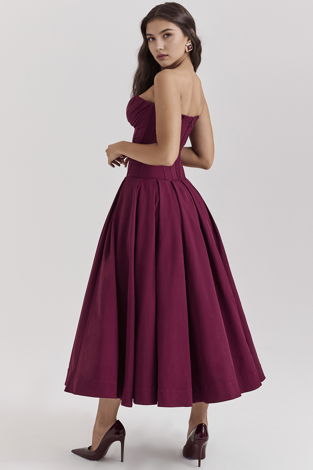 Robe moulante bordeaux, silhouette parfaite pour un cocktail ou une soirée raffinée.