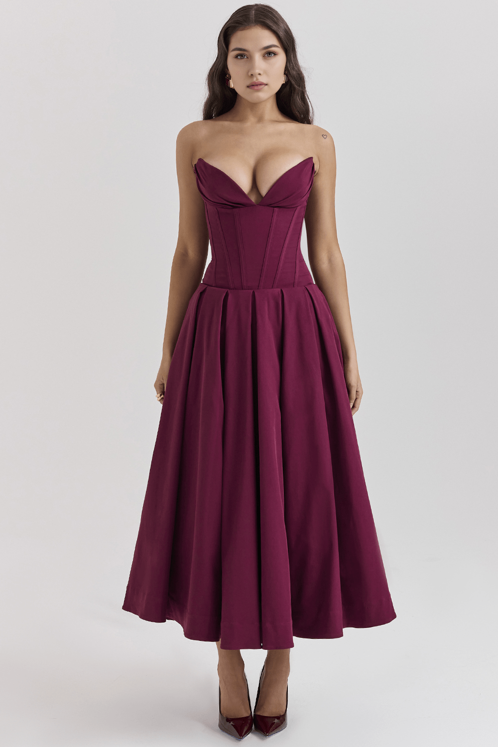 Robe moulante bordeaux, coupe cintrée, idéale pour un dîner élégant ou un événement formel.