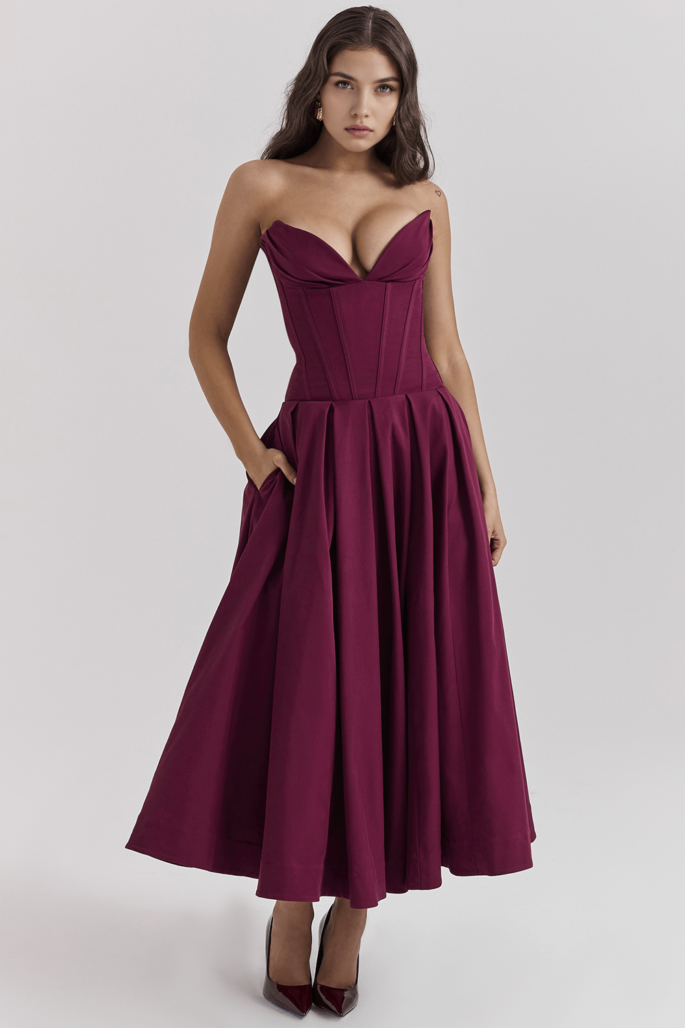 Robe moulante bordeaux, design élégant, parfaite pour une fête ou un dîner chic.