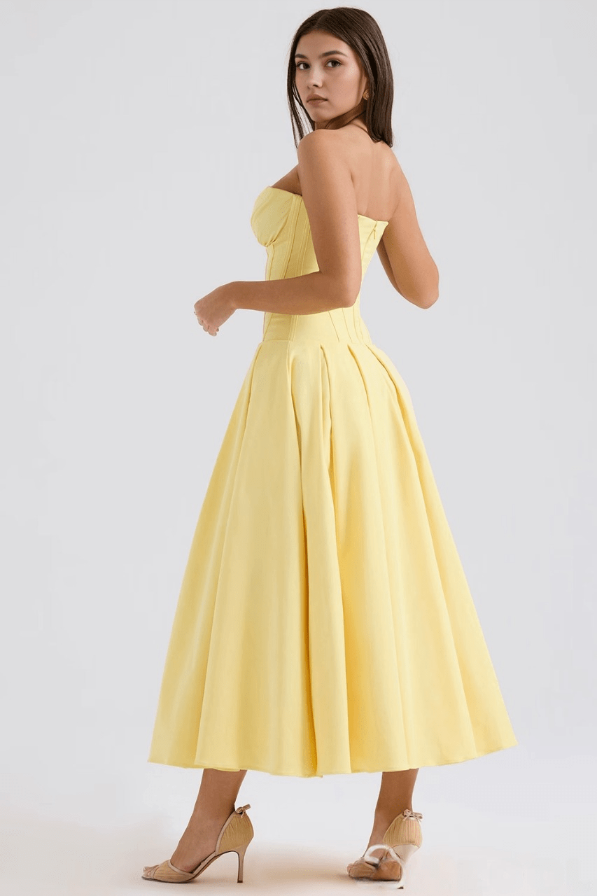 Robe moulante jaune, look éclatant et chic, parfaite pour une occasion estivale ou un cocktail élégant.