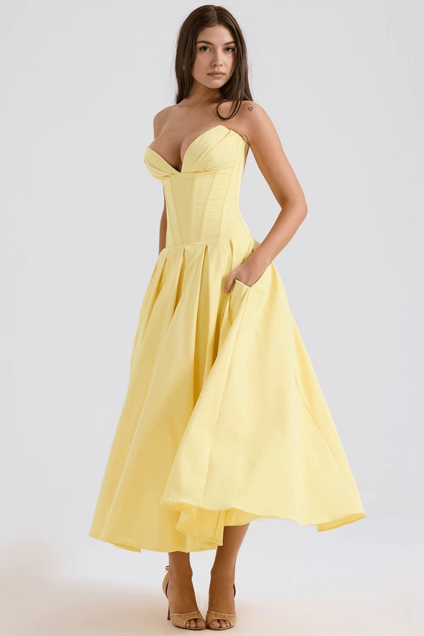 Robe moulante jaune, silhouette parfaite, idéale pour un événement estival ou un dîner élégant.