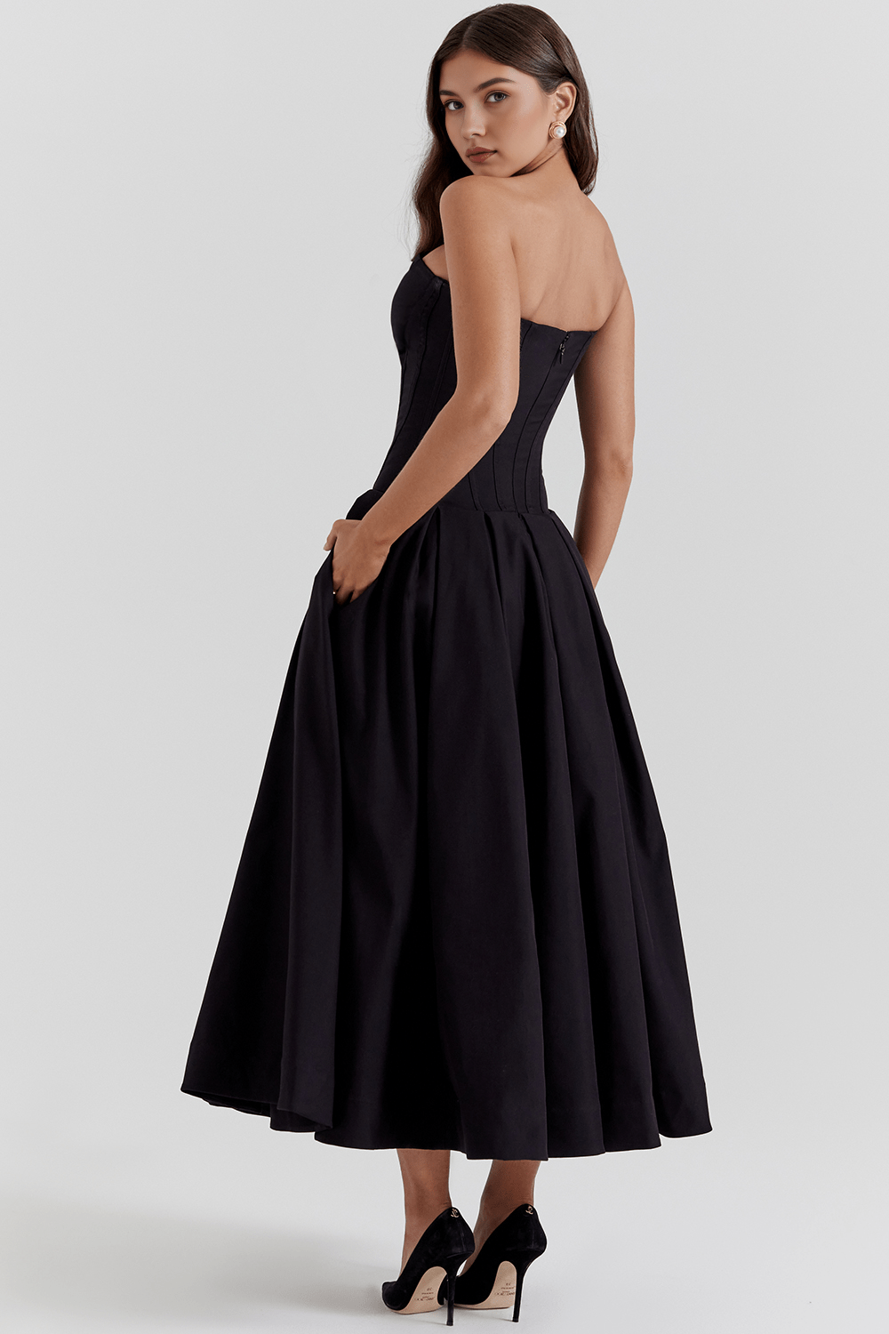 Robe moulante noire élégante, silhouette affiné, idéale pour un cocktail ou un événement spécial.