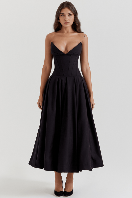 Robe moulante noire, silhouette parfaitement ajustée, idéale pour un dîner chic ou une soirée élégante.