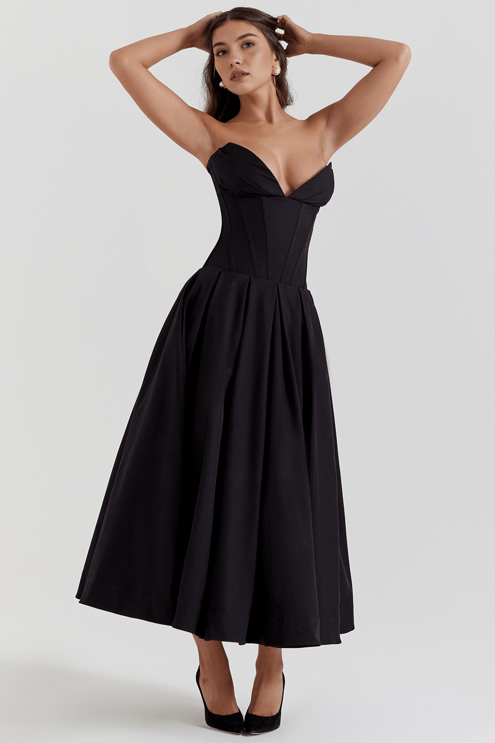 Robe moulante noire, coupe parfaite, idéale pour des événements glamour ou des mariages.