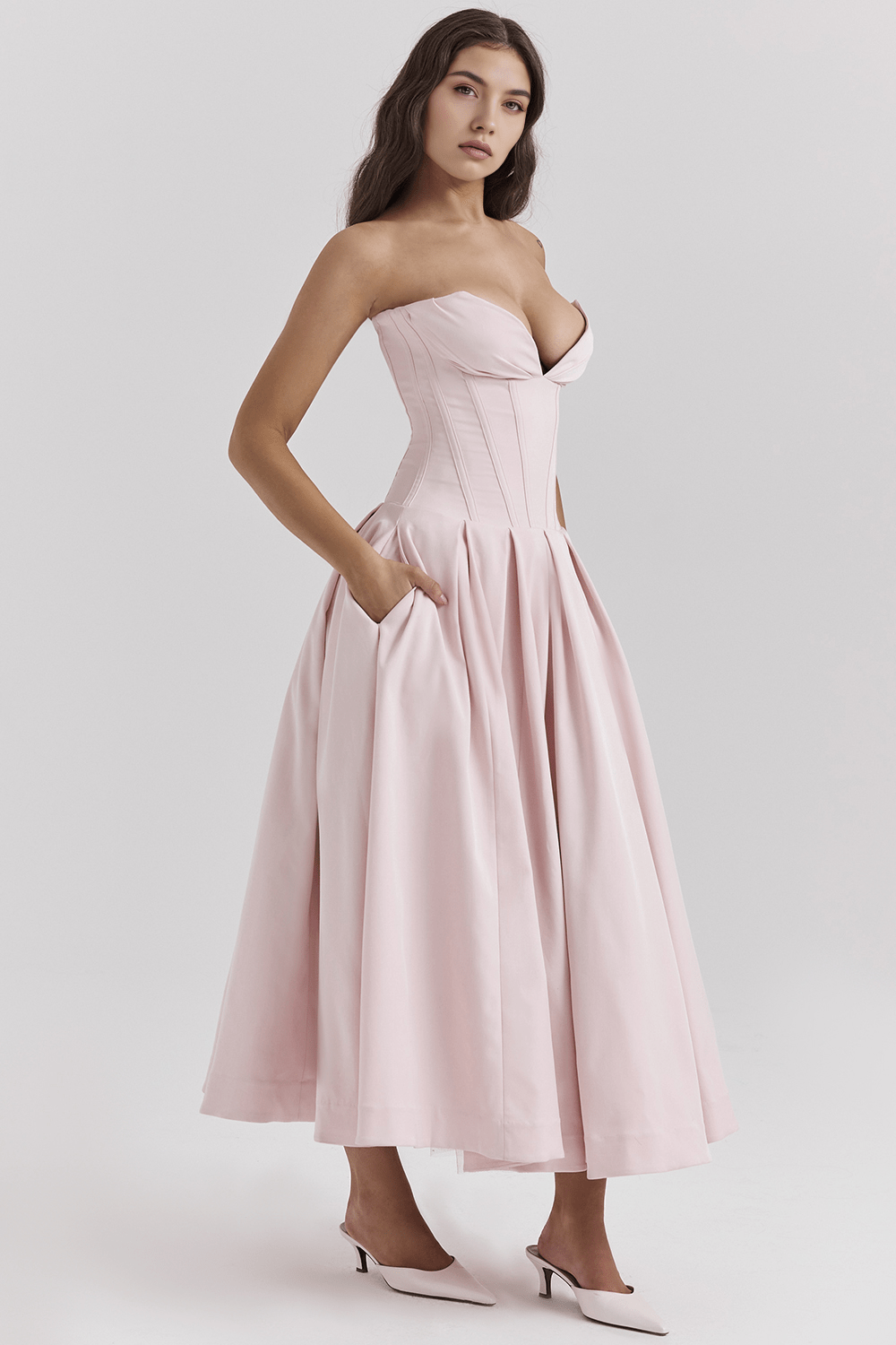 Robe moulante rose, silhouette affinée, idéale pour un dîner ou un événement élégant.