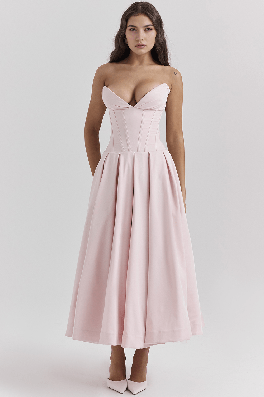 Robe moulante rose, élégance intemporelle et coupe parfaite, idéale pour des soirées glamour.