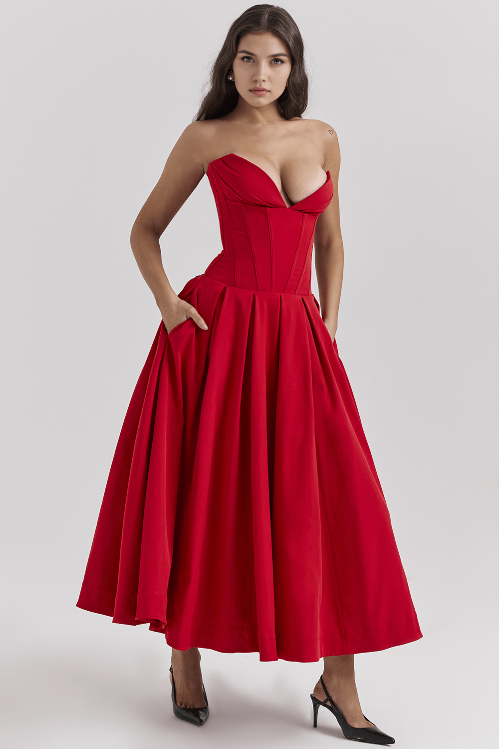 Robe moulante rouge, coupe élégante et ajustée, idéale pour une soirée de gala ou un événement raffiné.