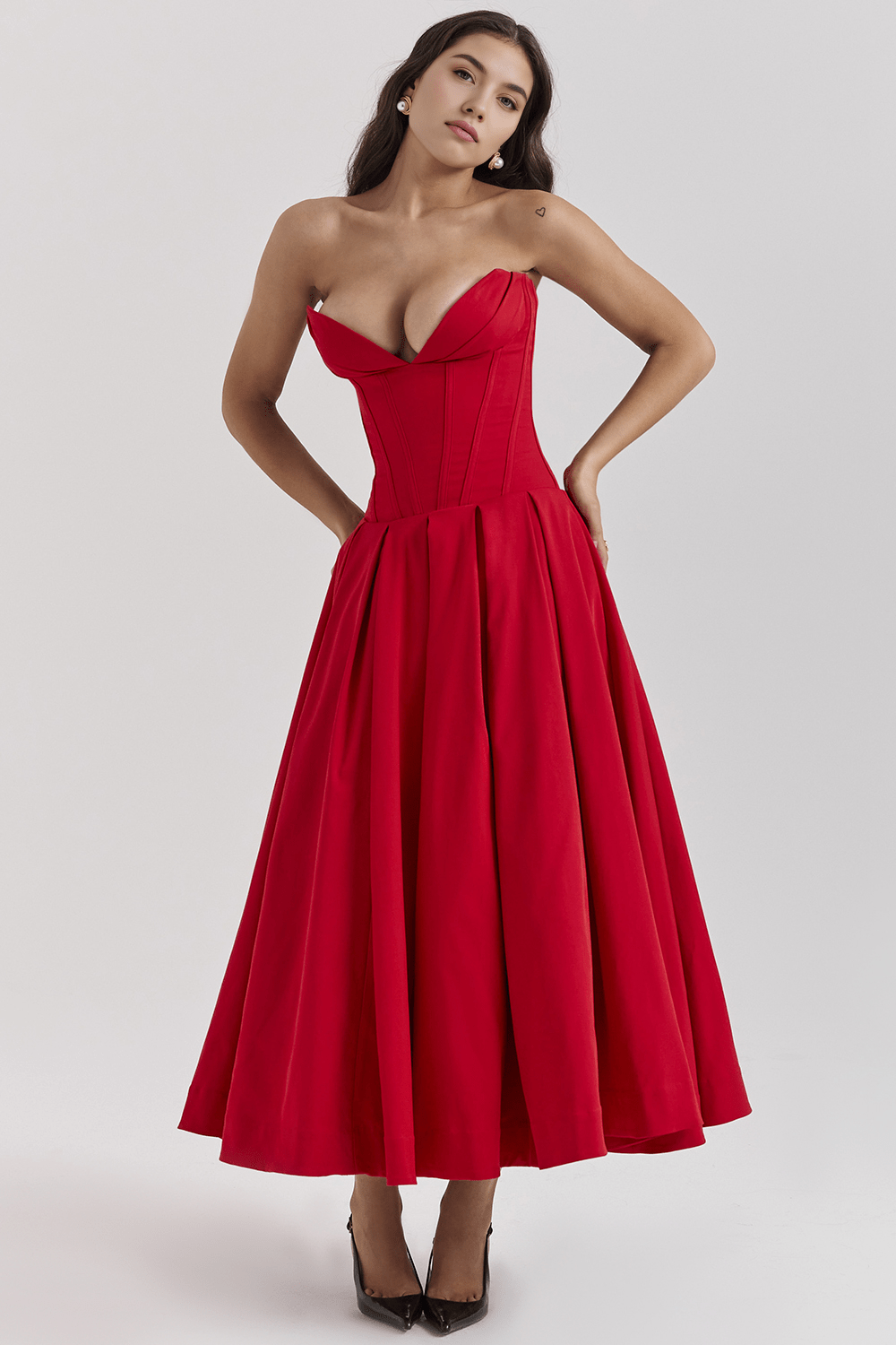 Robe moulante rouge, silhouette affinée et audacieuse, idéale pour une soirée formelle.