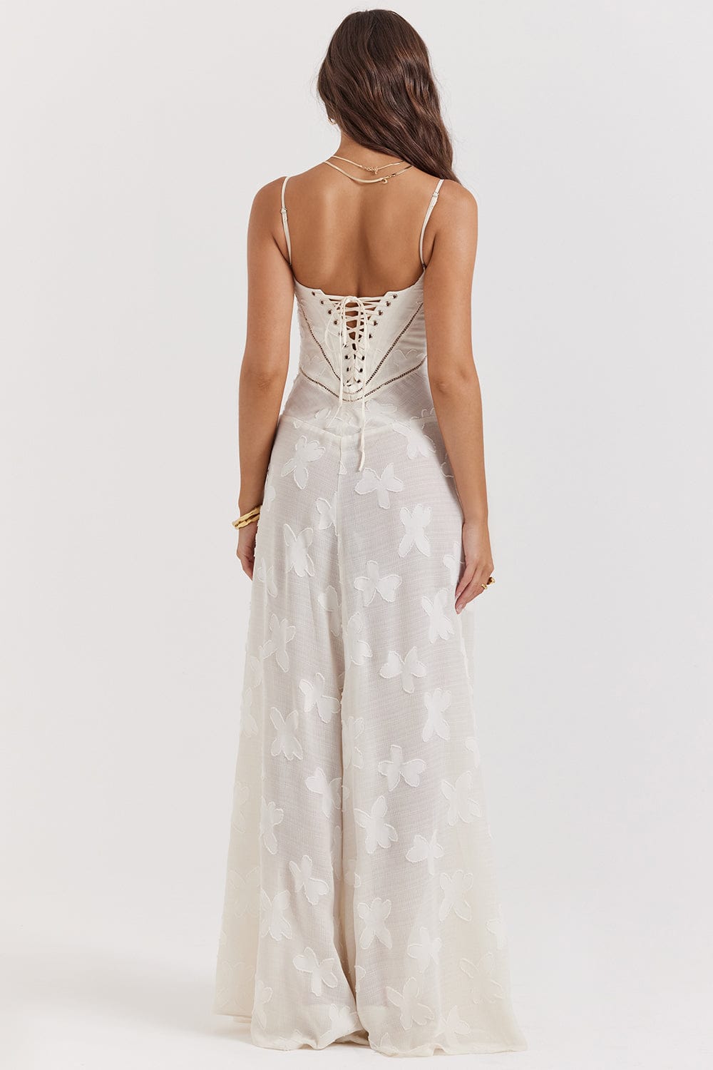 Robe longue Selena blanc cassé, élégante avec décolleté carré et bretelles ajustables, idéale pour mariage ou dîner romantique, vue de face